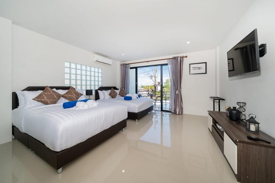 Bed, TV and multimedia, Photo of the whole room, Bedroom