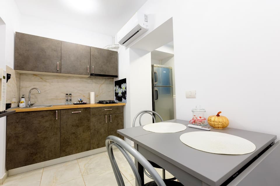 Kitchen or kitchenette, Dining area, minibar, oven, stove, air conditioner