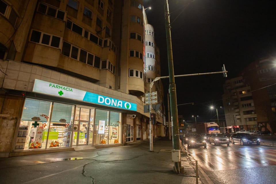 Property building, Night, Neighbourhood, City view, Street view, Location, Parking