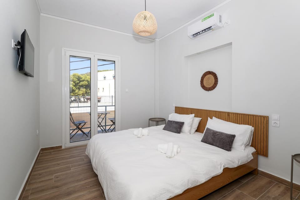 Bed, TV and multimedia, Bedroom, towels, air conditioner