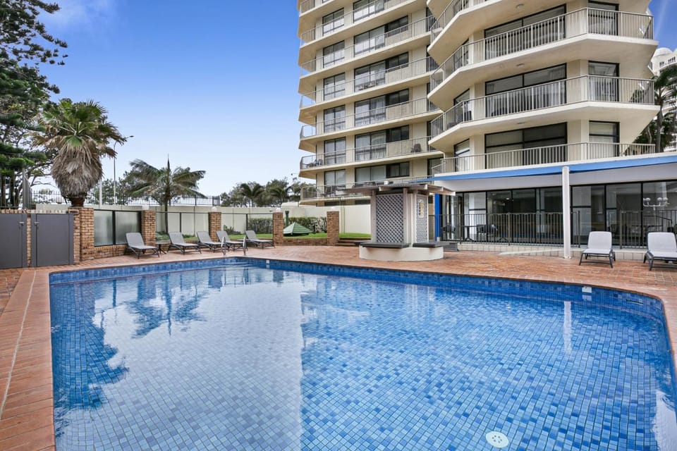 Stylish Apartment with Ocean Views & Amenities Apartment in Surfers Paradise