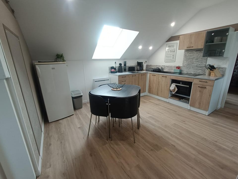 Kitchen or kitchenette, Dining area