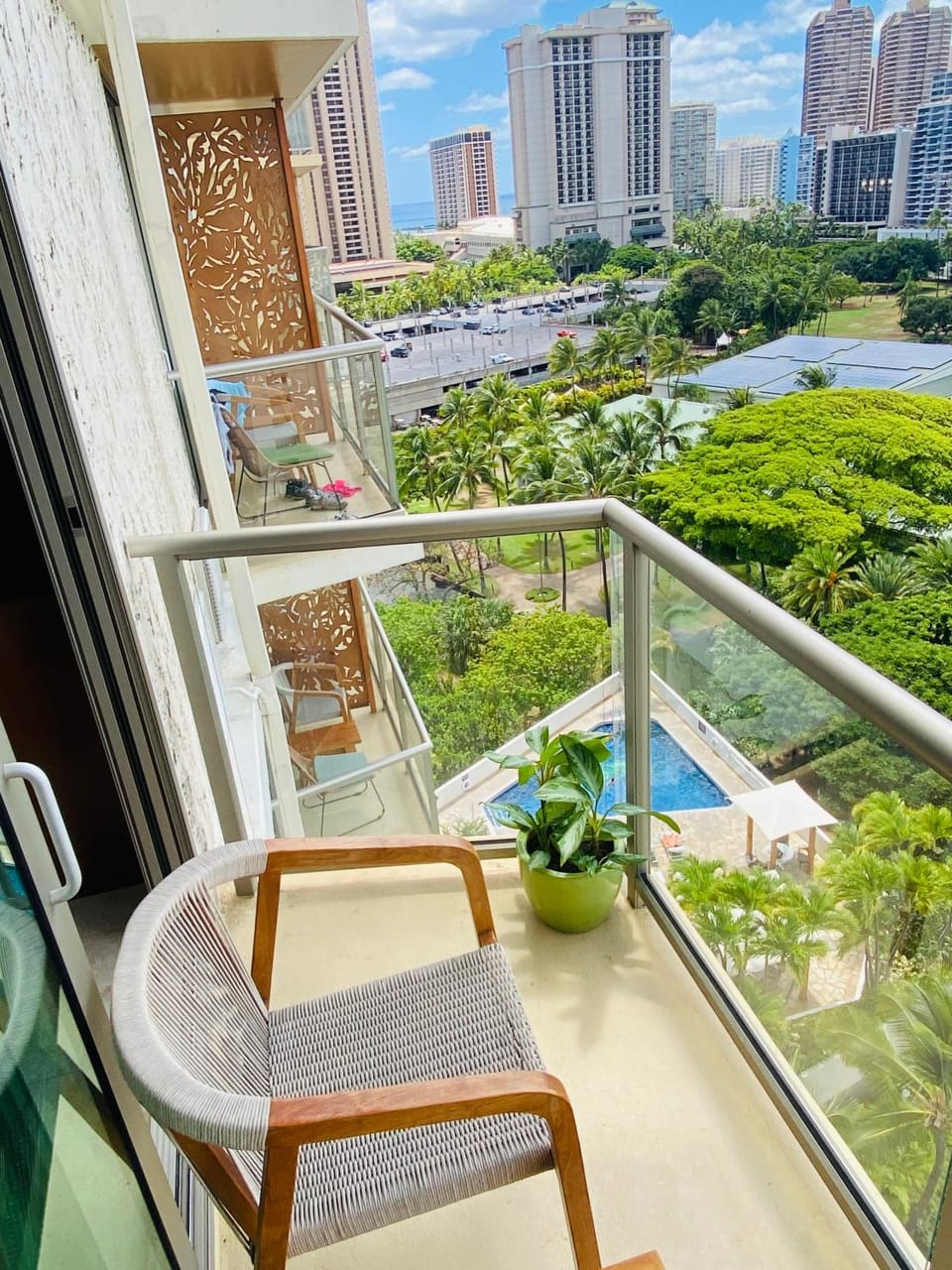Property building, Day, Garden, Balcony/Terrace, Seating area, City view, Garden view