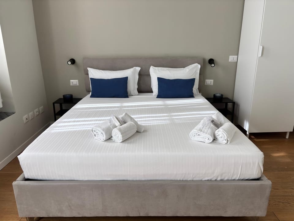 Bed, Photo of the whole room, Bedroom, towels