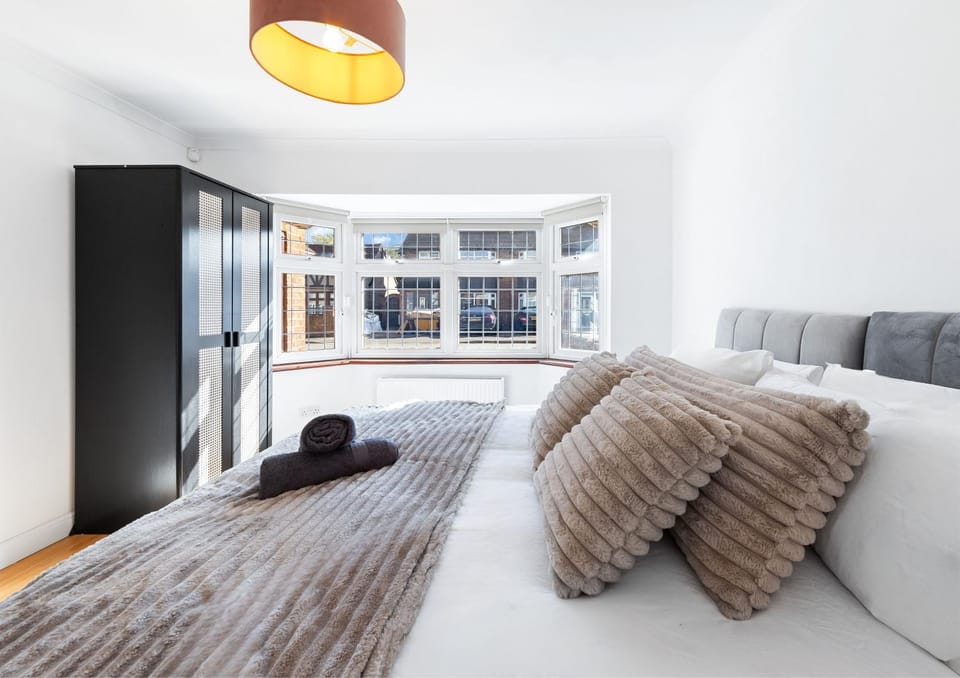 Bed, Photo of the whole room, Bedroom, towels, towels, wardrobe