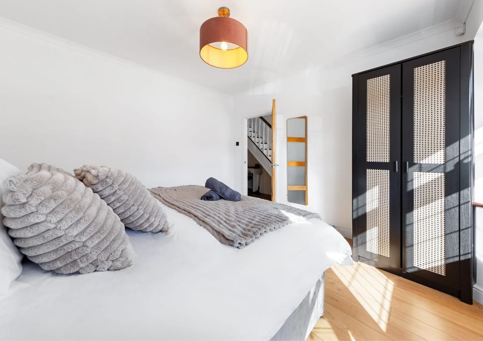 Bed, Bedroom, towels, wardrobe