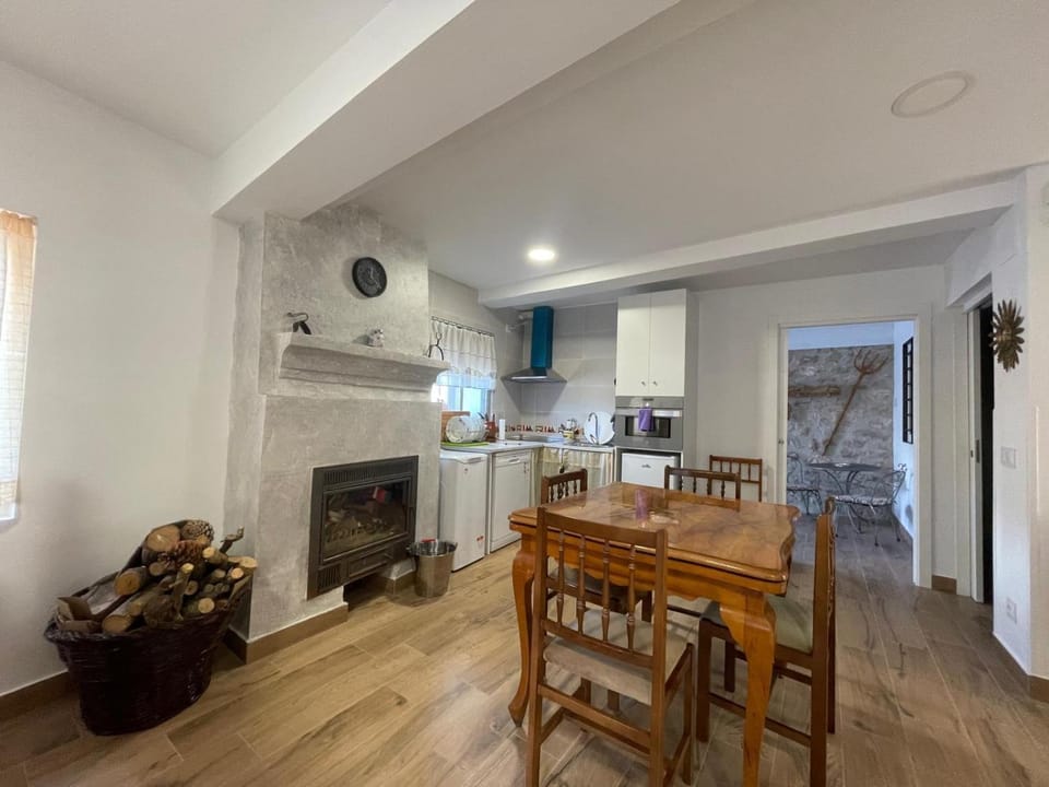 Property building, Kitchen or kitchenette, Living room, Seating area, Dining area, minibar, pet friendly, stove