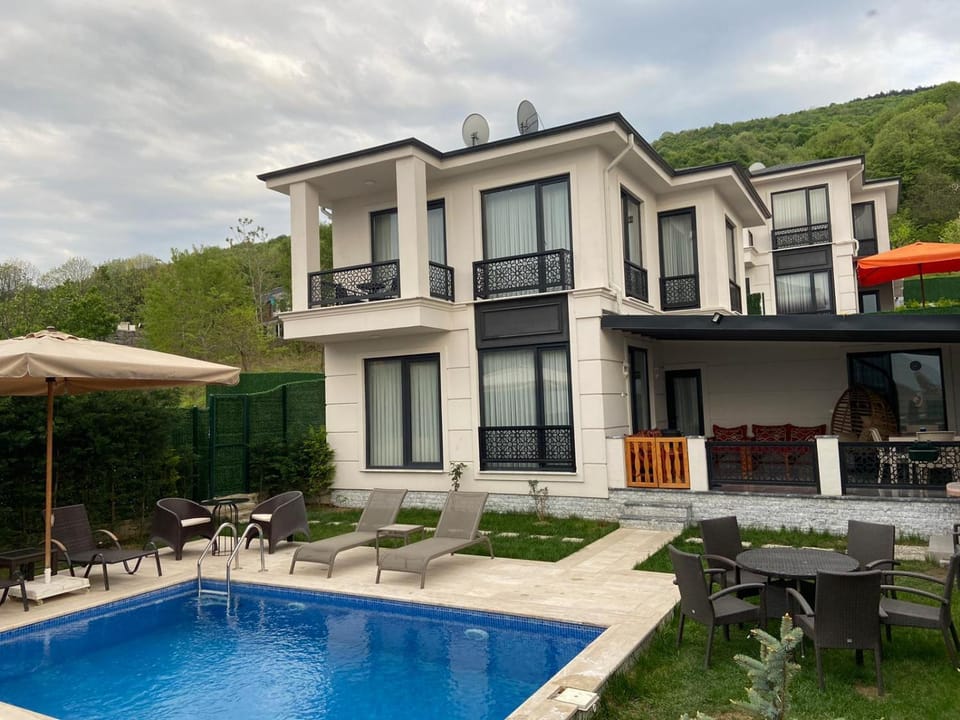 Property building, Spring, Mountain view, Swimming pool, sunbed