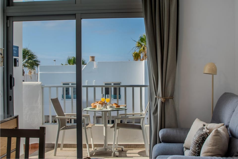Communal lounge/ TV room, Balcony/Terrace, Living room, Lounge or bar, Decorative detail