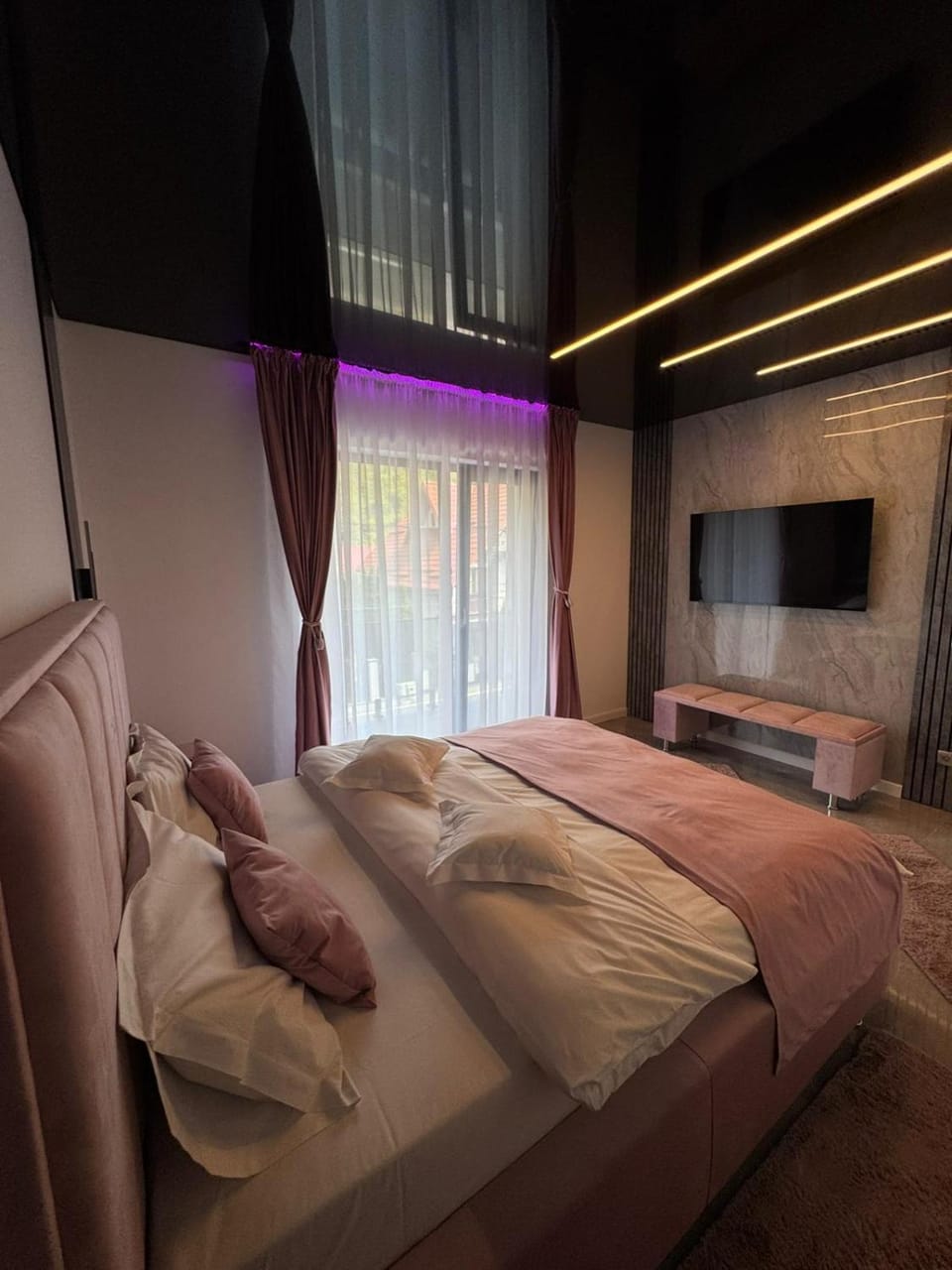 Bed, TV and multimedia, Bedroom