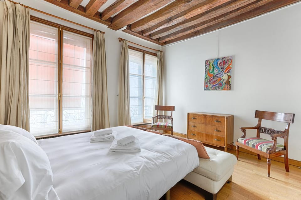 Duplex Atypique 3 chambres au coeur du Marais Apartment in Paris