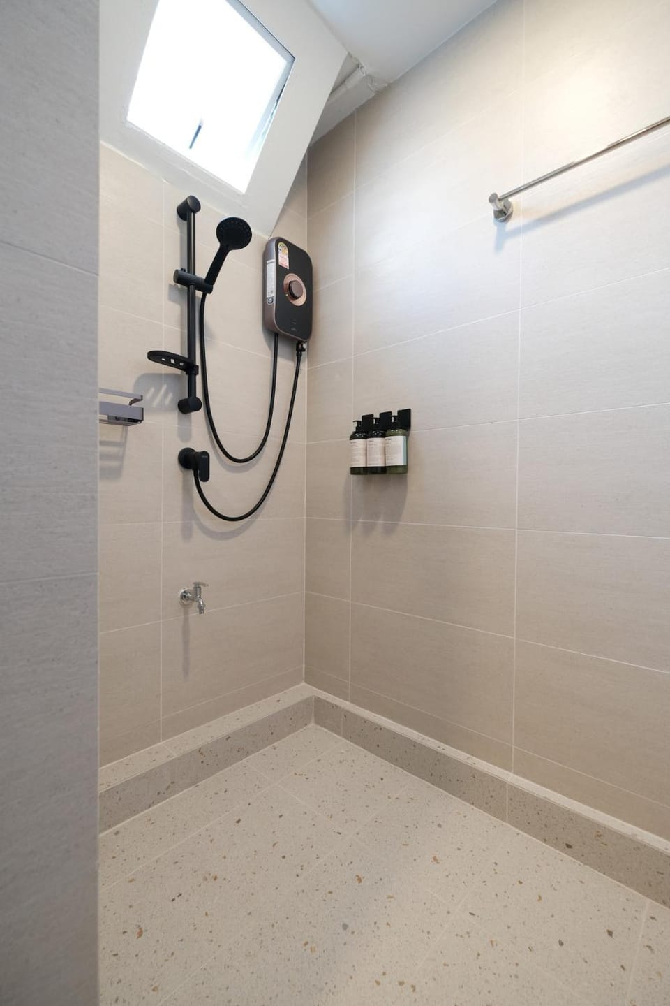 The Shantipan Lotus - Cozy 2BR Family Stay 400m from BTS Station Apartment in Bangkok