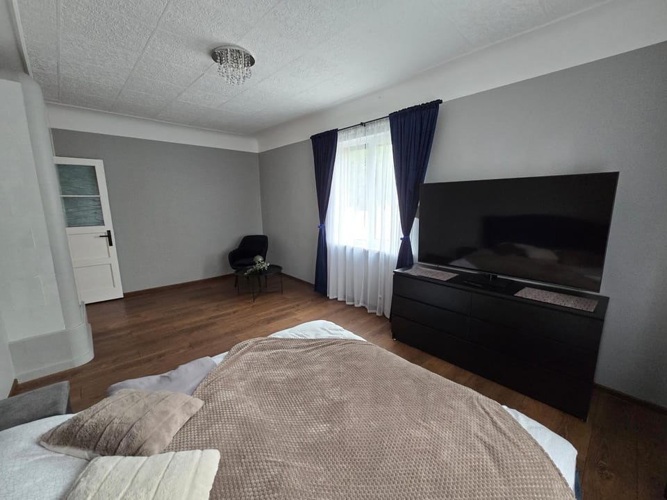 Bed, TV and multimedia, Bedroom