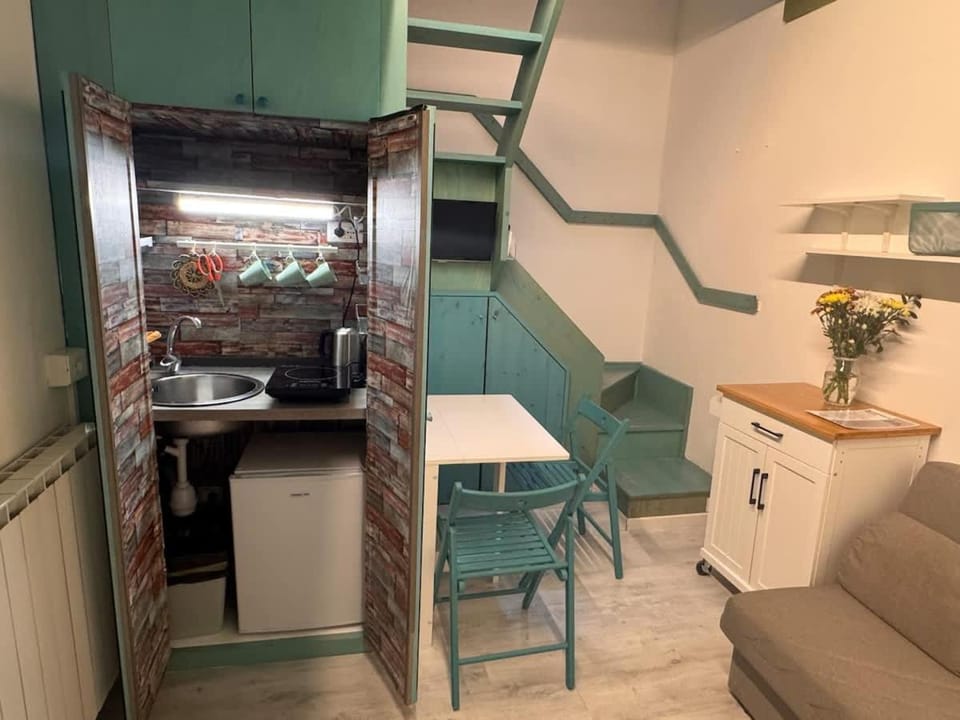 Kitchen or kitchenette, Dining area