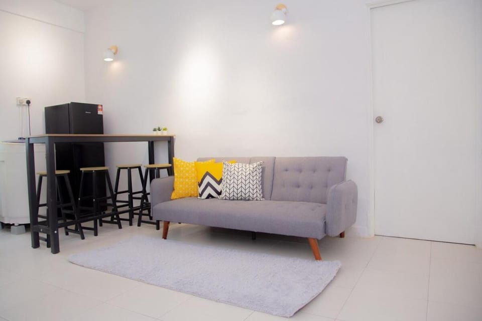 5min walk to Tebrau ÆON Mall 1-5pax Free Netflix Apartment in Johor Bahru