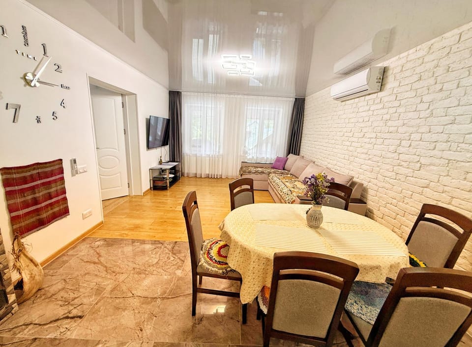 TV and multimedia, Living room, Seating area, Dining area, air conditioner