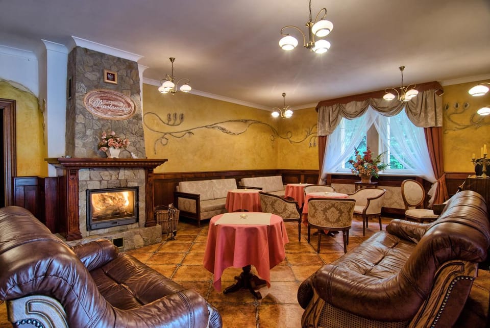Communal lounge/ TV room, Lobby or reception, Evening entertainment, On site