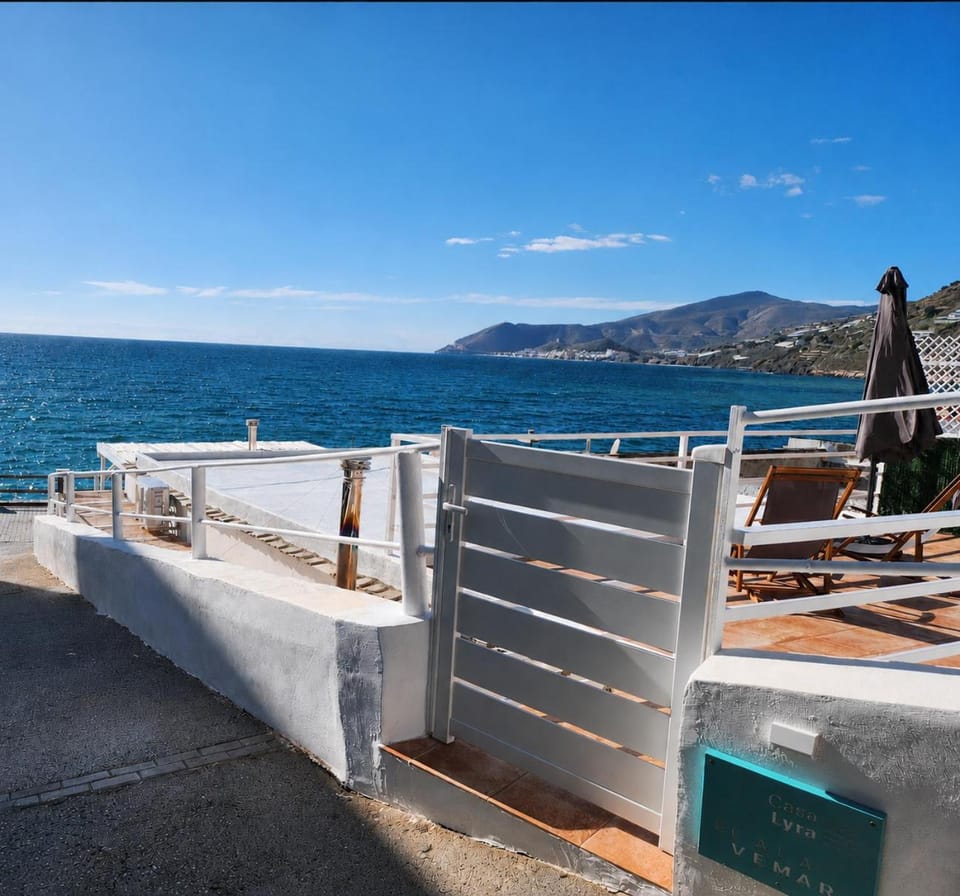Facade/entrance, Sea view
