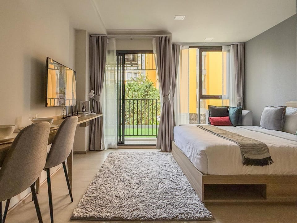 The Base Rise A Cozy Room near Central Phuket Studio Room Pool View Apartment in Kathu