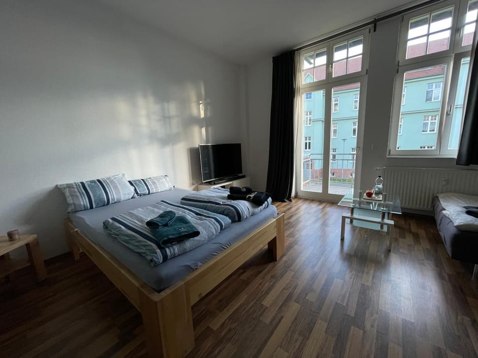 Bed, TV and multimedia, Bedroom