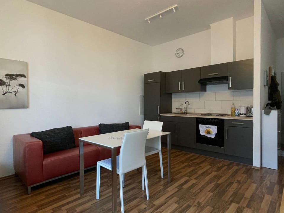 Kitchen or kitchenette, Seating area, Dining area, stove