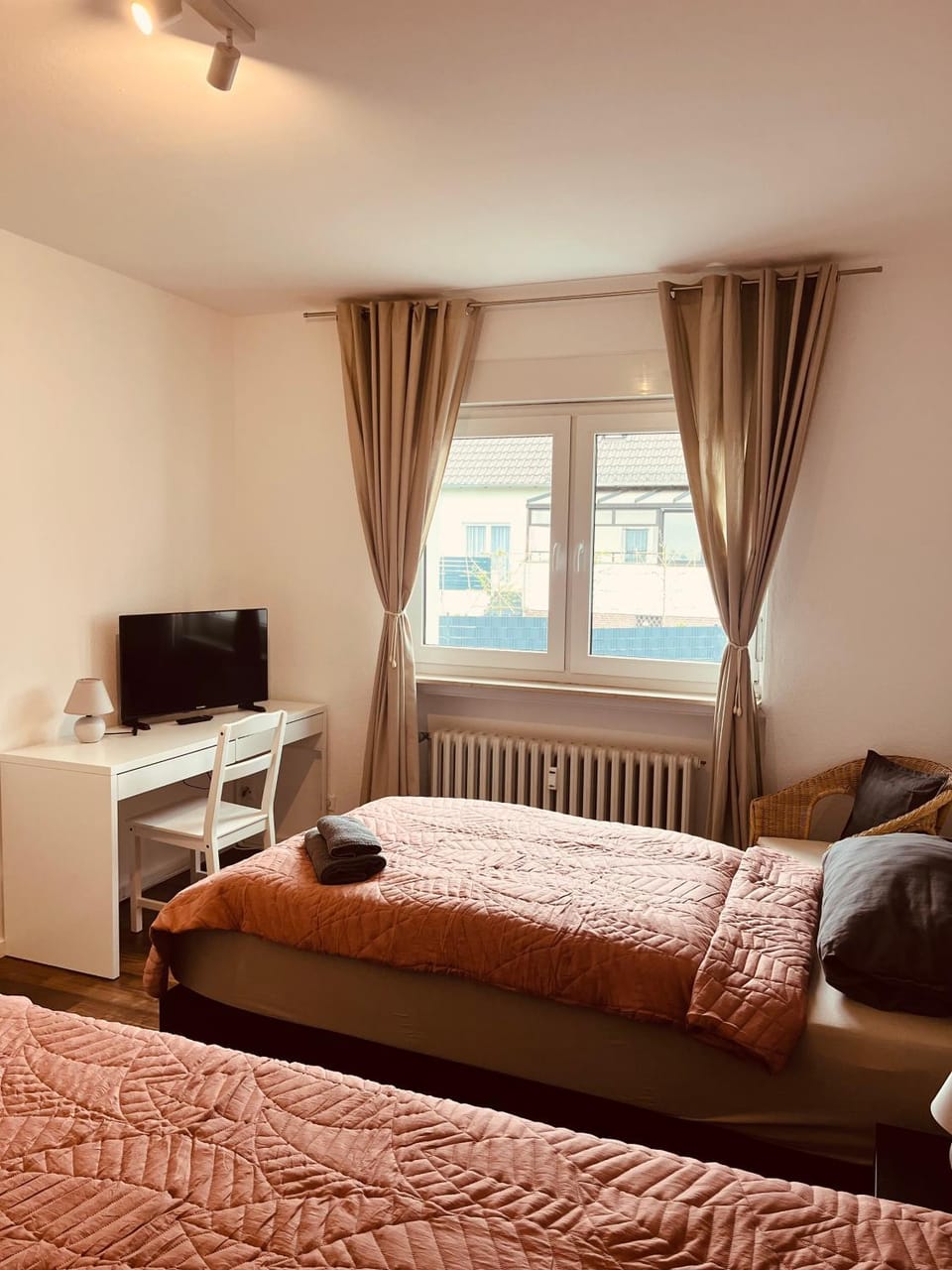 Bed, TV and multimedia, Photo of the whole room, Bedroom