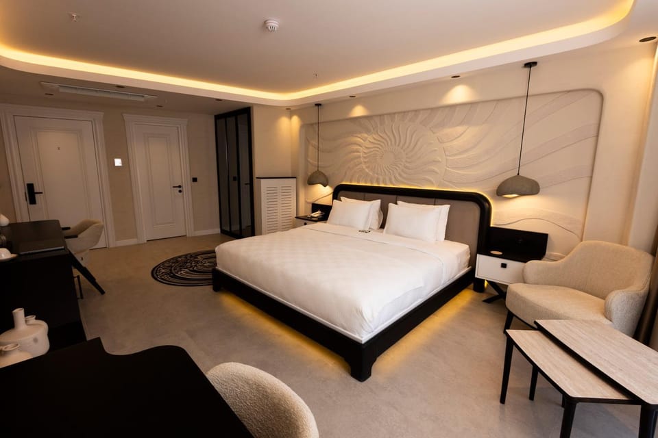 Bed, Seating area, Bedroom