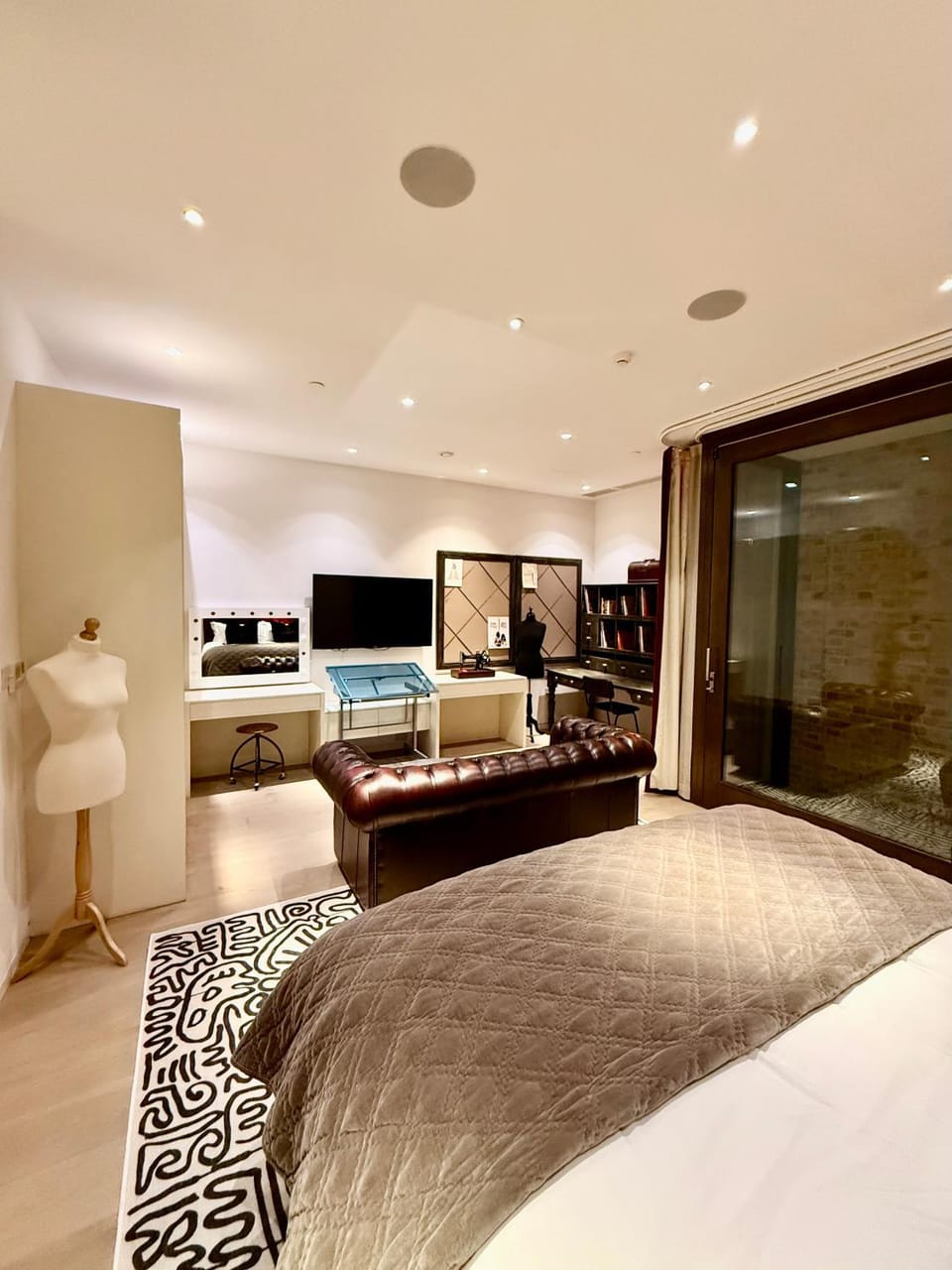 Central London Designer Home w Game Room and AC Villa in City of Westminster