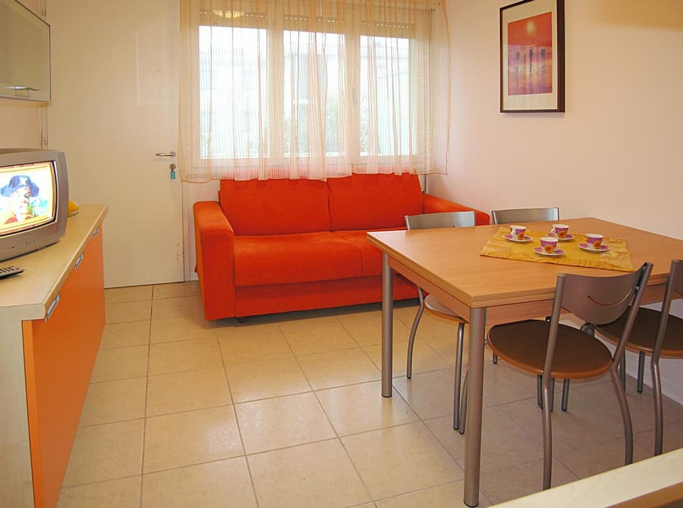 Spring, Off site, Summer, Living room, Dining area