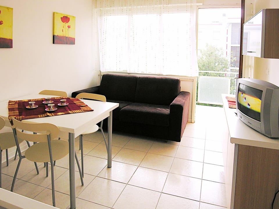 Spring, Summer, Living room, Dining area, On site