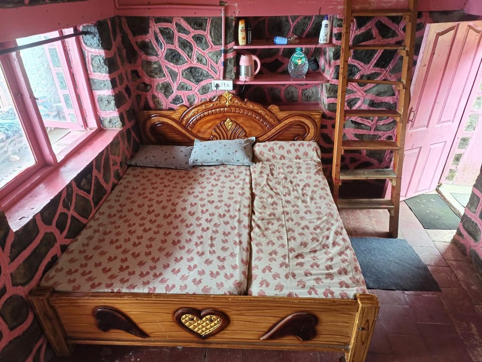 PINK HOUSE DORMENTRY Vattakanal Hostel in Kodaikanal