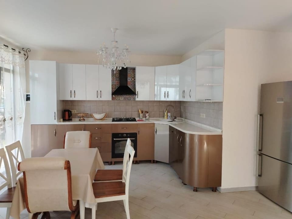 Kitchen or kitchenette, Dining area, oven, stove