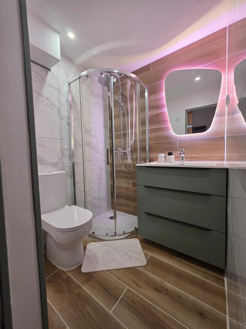 Shower, Toilet, Bathroom, towels