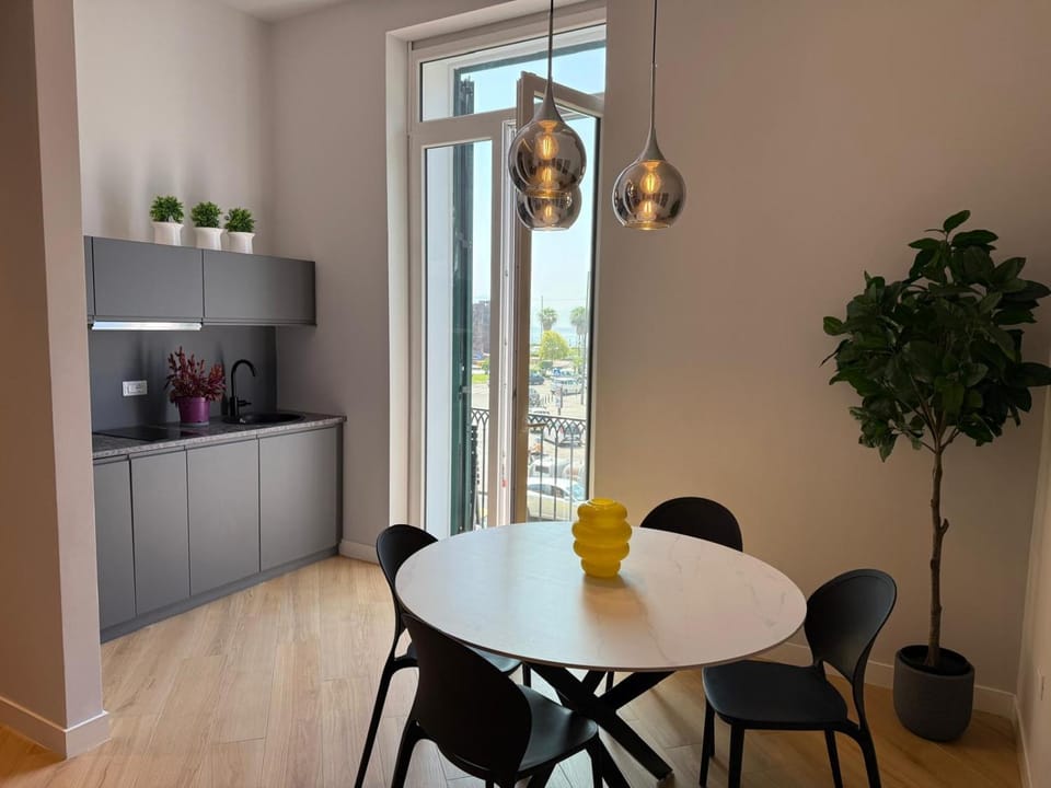 Kitchen or kitchenette, Dining area