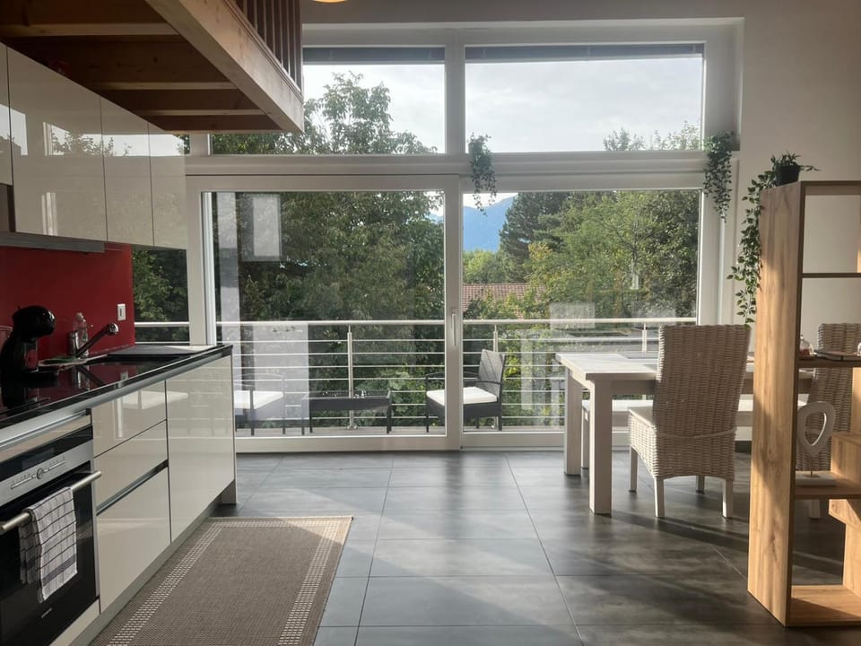 Balcony/Terrace, Kitchen or kitchenette, Dining area, stove