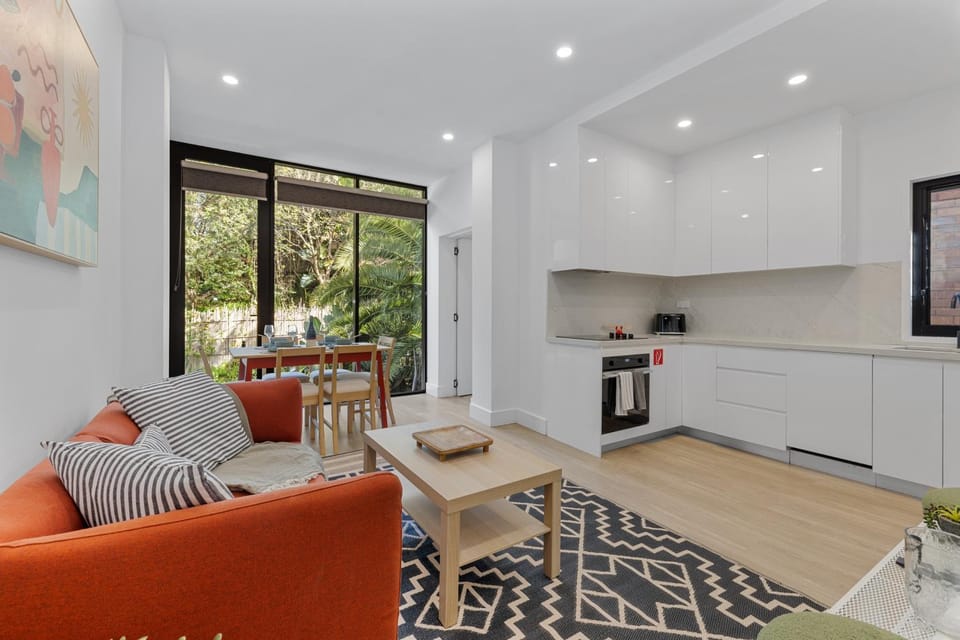 Kitchen or kitchenette, Living room, Seating area, Dining area, oven, stove
