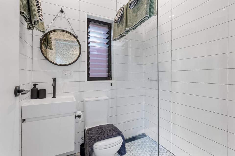 Shower, Toilet, Bathroom, towels