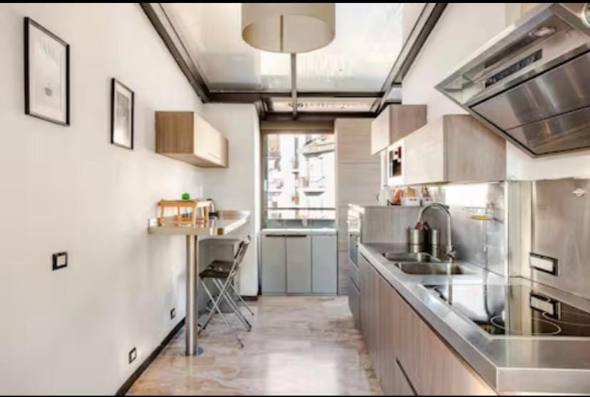 3 Bedrooms with Terrace close to the Center Apartment in Milan