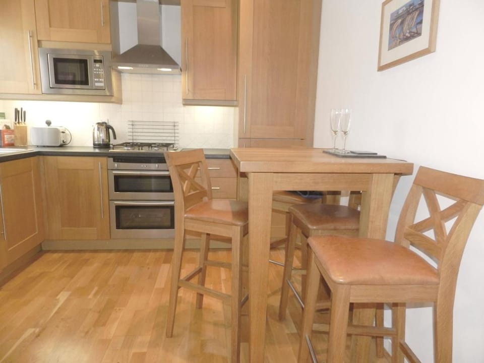 River Cottage, Arundel Riverside, Just Steps from the Historic Town House in Arundel