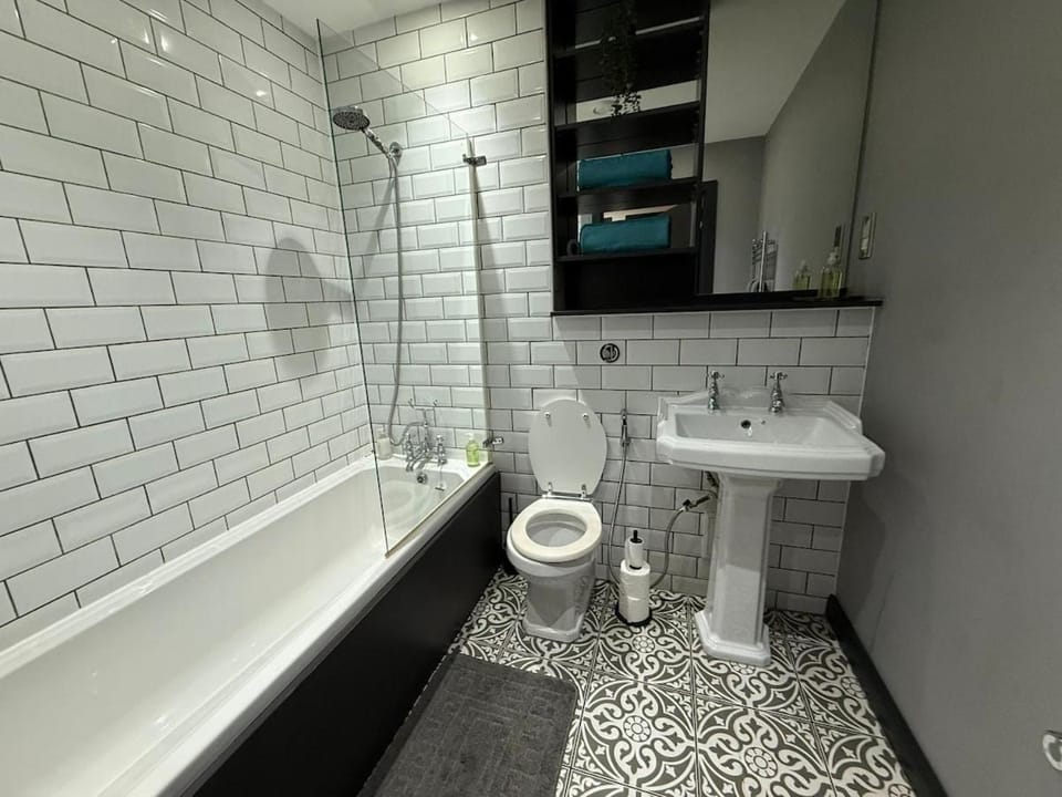 Sleek and Modern City Centre Apartment Apartment in Leeds