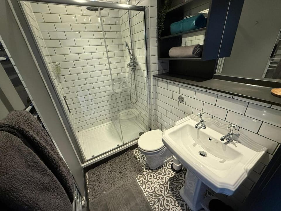 Sleek and Modern City Centre Apartment Apartment in Leeds