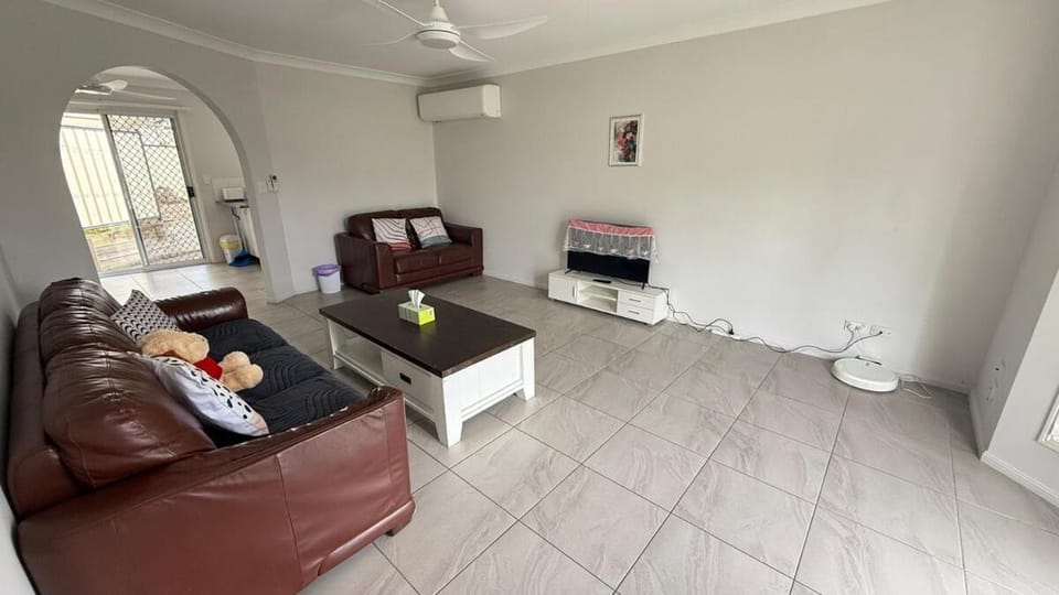 TV and multimedia, Living room, Seating area, air conditioner