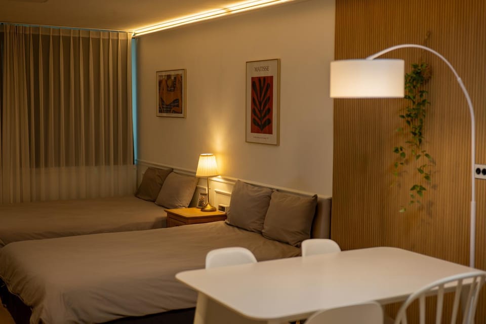 Bed, Living room, Photo of the whole room, Seating area, Bedroom