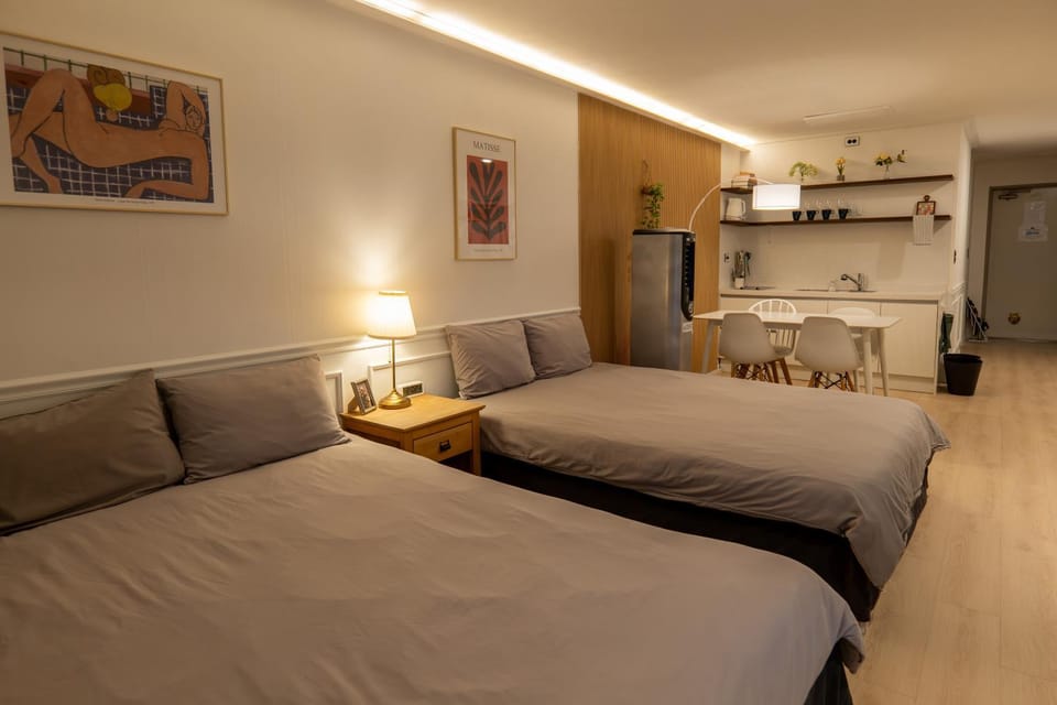 Bed, Kitchen or kitchenette, Living room, Photo of the whole room, Seating area, Dining area, Bedroom