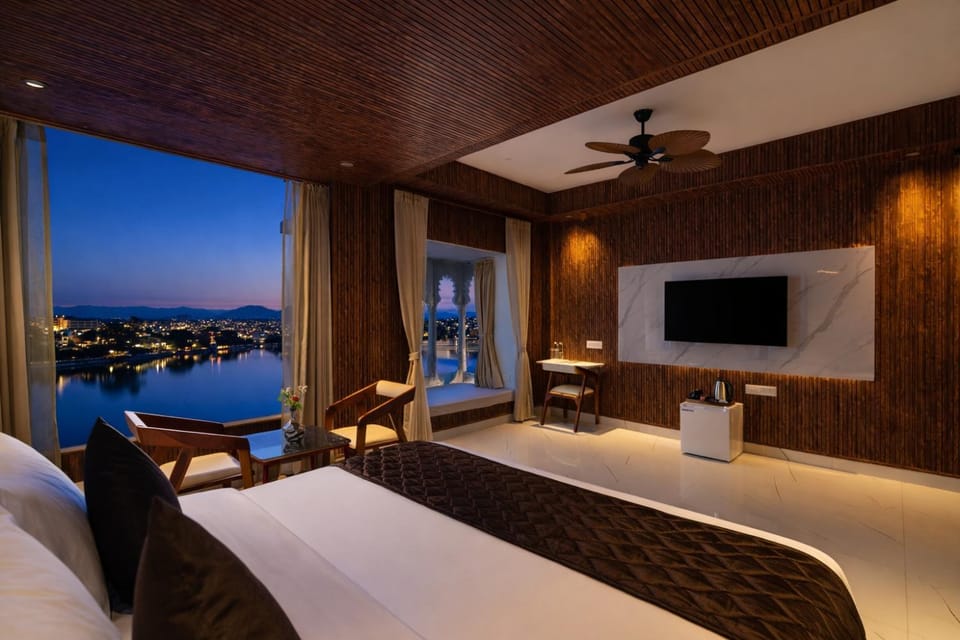 Bedroom, Lake view