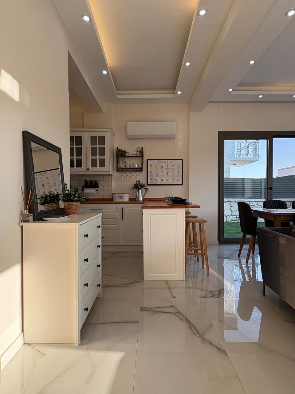 Kitchen or kitchenette, Dining area, minibar