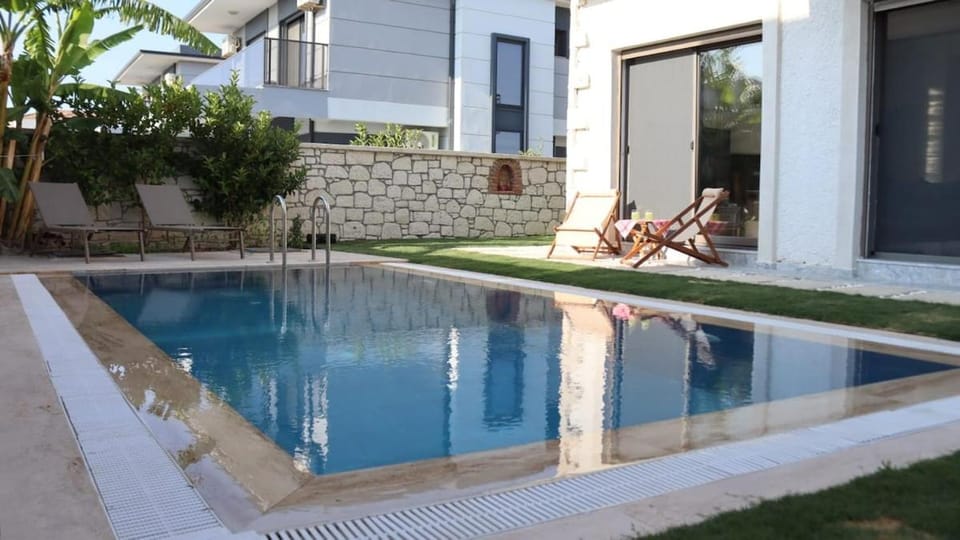 Property building, Day, Garden, Garden view, Pool view, Swimming pool, sunbed