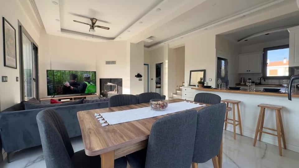 Communal lounge/ TV room, TV and multimedia, Kitchen or kitchenette, Living room, Seating area, Dining area, Evening entertainment