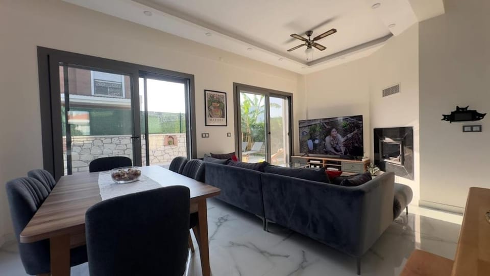 Communal lounge/ TV room, TV and multimedia, Living room, Seating area, Dining area, Evening entertainment