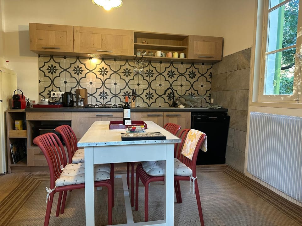 Kitchen or kitchenette, Dining area, stove
